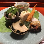 喰善 あべ - 八寸。くちこ〜棒子と呼ぶ生のくちこ。蓴菜と岩もずく酢〜これは夏らしくさっぱりした酢の香りが爽やか。鱧寿司〜夏の京都を思わせる鱧がいい感じ。