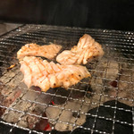 亀戸ホルモン 本店 - 上ミノを焼いています