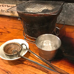 亀戸ホルモン - 七輪と消火用の氷