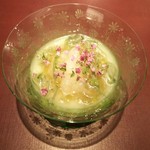 イル アオヤマ - ●川岸牧場の神戸ビーフのすね肉を使用したジュレ、シラエビ（通称シロエビ）