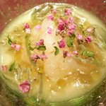 イル アオヤマ - ●川岸牧場の神戸ビーフのすね肉を使用したジュレ、シラエビ（通称シロエビ）