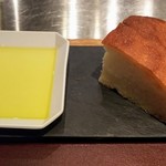 イル アオヤマ - ●フォカッチャ、オリーブオイル