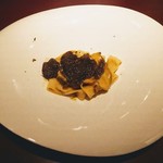 イル アオヤマ - ●肝を練り込んだパスタ、黒アワビ、黒トリュフ