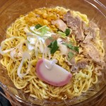 セブンイレブン - 料理写真:スープと具材のせた! 山形名物!冷たい鶏中華505
円彩りも良いです♪ コリコリ食感の親鶏使用とありますがこの鶏肉の味付けは良いのですがめっちゃ硬い~(><)揚げ玉は旨味と食感があり( ´∀`)b