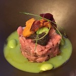 イル・テアトロ - 柔らかく仕立てた仔牛のタルタルと雲丹 緑の豆のソースと黒トリュフ風味