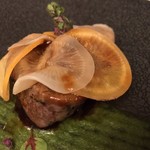 イル・テアトロ - 和牛フィレ肉のグリリアータ蕪のベールとそのピュレを添えて