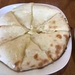 Dauragiri - チーズナン。小振りでチーズの量も控え目ですが一人で食べ切るにはジャストサイズです。