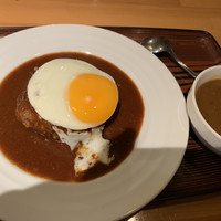 本格肉料理 丸小 - ハンバーグ。目玉焼き。とカレー