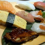 一作鮨 - 左の下から、鰻、生だこ、白えび、中段が、玉子焼、活さば、金目鯛、太刀魚、上段が、オーロラサーモン、剣先いか、本まぐろ赤み です。 ん～、どのお寿司も美味しいですよ。 しゃりもバッチリです。