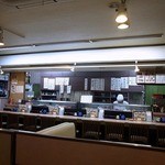 一作鮨 - 店内の雰囲気です。 店内はカウンター席とテーブル席で構成されています。 カウンターの前が調理場となっています。 テーブル席は広々としており、ゆったりと食事が出来ましたよ。