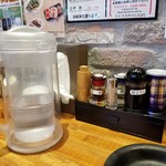 金澤濃厚豚骨ラーメン 神仙 - テーブルアイテムなど。