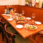 魚と野菜のうまい店 伸信 - 女子会にも人気のテーブル席