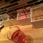 Hakata Ippuudou - ｻｰﾋﾞｽ良好！辛子高菜、ﾗｰ油和えもやし、紅ｼｮｳｶﾞ、ｸﾗｯｼｬｰ付き粒ﾆﾝﾆｸ
