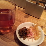 Hakata Ippuudou - お冷はお得意の「ルイボスティー」 辛子高菜は辛さ控えめで、油炒めでウマウマ♪