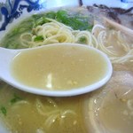 ラーメン　ざうお - スープはトンコツの臭みを消した芳醇トンコツスープなんでトンコツが苦手の女性でも大丈夫かな。