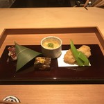 しらに田 - くちどり！
            蛸の素揚げ、粽は鯛の寿司、湯葉、鱧の天ぷら、煮こごり！