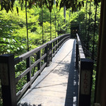 Momidi Yabekkan Kawa No Iori - 吊り橋を渡って入店します