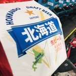 Tsukiji Gindako - 期間限定の「サッポロ　北海道生ビール」を販売中の売り子さん。背負っていらっしゃるビールサーバーの写真を撮らせていただきました。