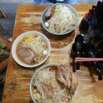 ラーメン二郎 - 子連れだったのでテーブル席へ案内して頂きましたm(_ _)m