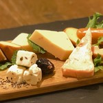 お酒に合う色々チーズの5種盛り合わせ お酒に合う色々チーズの5種盛り合わせ