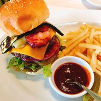 37 Steakhouse & Bar - ダブルのチーズ香る100%ビーフBLATAZバーガーBBQソース