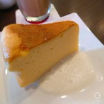 Mini - チーズケーキは、、、、
                        山崎製パンのスフレチーズケーキに似てる感じです(^^ゞ