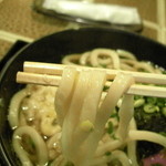 手打ちうどん　八介 - 麺は。。正直かなり硬いです。　湯で時間がかなり足らないと思いました。残念