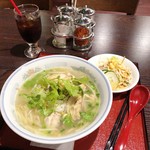 グリーンペッパー - ランチメニュー「ケイトウガイ(チキンスープの米粉麺)」(850円)