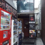 アヒリヤ - 雑居ビル奥まったところにある入り口