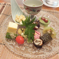 白金台こばやし - 八寸：スナップエンドウ、鱧玉締め、明石のたこ、おくら、久世なす、うなぎ八幡巻き、たかかみ唐辛子、えだまめ