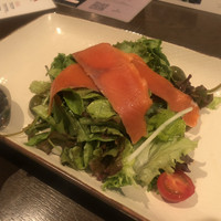 オービカ モッツァレラバー 梅田店 - ワイルドサーモンのスモークとケッパーベリーのサラダ
