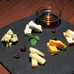 ワインパラダイス モトマチ - チーズ5種盛り