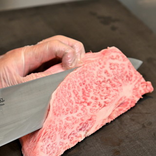 ライブカットスタイルで新鮮なお肉をご提供します。