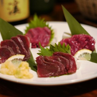 A very satisfying set of popular horse sashimi and local sake!