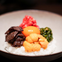 焼肉うしごろ 銀座並木通り店 - ユッケと牛しぐれ、生雲丹・ヤンニョムのTKG