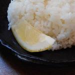 ガラク - ライスにはレモンが添えられている