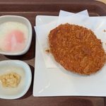 伊豆の漁師バル おためし屋 - コロッケ卵うどん ¥700 のコロッケ、温泉卵、生姜