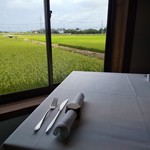 レストラン ウオゼン - 窓からはこうべを垂れる稲穂