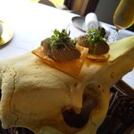 レストラン ウオゼン - イノシシ頭蓋骨の上にイノシシのリエット