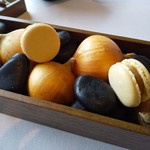 レストラン ウオゼン - 玉ねぎのキャラメルクリームと生ハムのマカロン