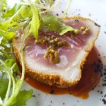 レストラン ウオゼン - 佐渡メジマグロのカツレツにトマトの焦がしバターソース、オリーブの粉末