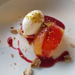 レストラン ウオゼン - 桃のコンポートとフルーツ入りクレームブリュレと生乳アイス、ベリーソースで