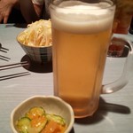 一の酉 - 生ビールとお通し(木耳とキュウリの酢の物)