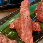 炭火焼肉 ぐら - このカルビの厚さも凄いっ♡
