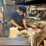 炭火焼肉 ぐら - 私達の席からは、調理の過程が見えます！