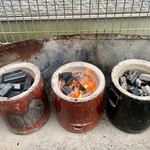 炭火焼肉 ぐら - 外に置いてある「七輪」…。そばに寄るだけで、熱い…