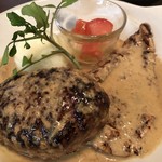 ハンバーグ屋 バイ チェスナット - ♪肉汁が我慢できずに...