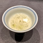 茶禅華 - 鶏ガラと玉露のスープ 極細の素麺 中国茶＂青山緑水"の香りを付けた油で