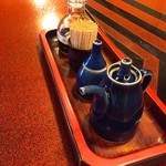 うなぎ 桜家 - 手前から  タレ、山椒、爪楊枝、醤油