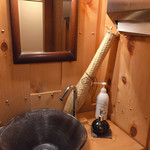 うなぎ 桜家 - トイレの手洗い場に鰻を獲る仕掛け